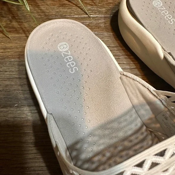 Bzees Cabana Women's Thong Sandals‎ Walking Comfort Gray Size 9.5M - Picture 8 of 9